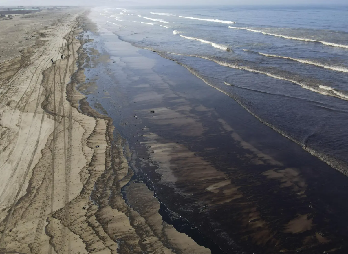 Oil spill in Cavero beach in Ventanilla, Callao 