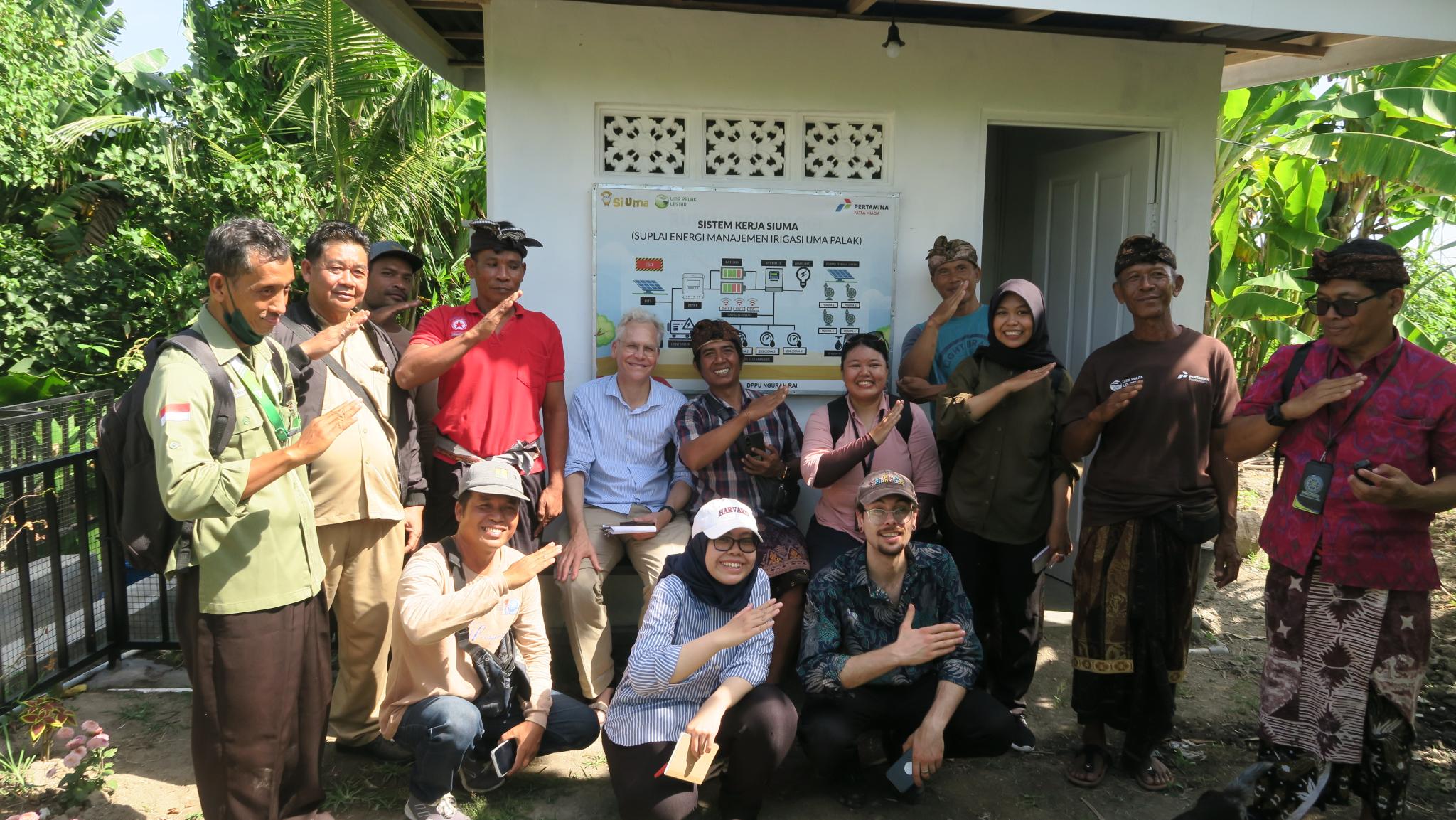 Figure 6: Farmers of Subak Sembung Peguyangan with academics from both Indonesia and the Netherlands. Photo: Erik de Maaker