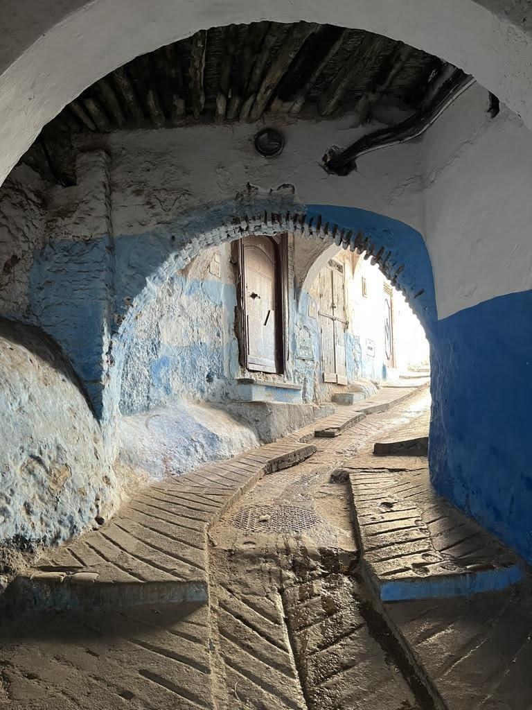 Tétouan's public space, featuring symbolic blue paint and surface drainage.