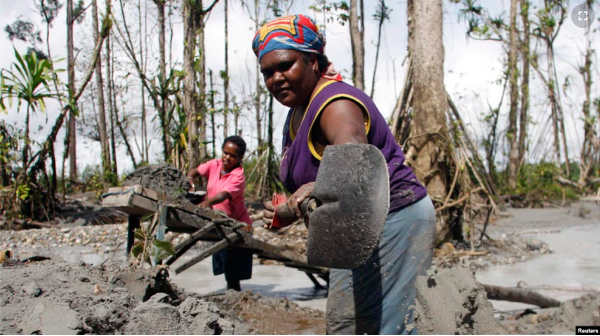 Figure 3: Local people separate gold from mud sludge in the tailings waste of the PT Freeport Indonesia mining operation in Timika, Central Papua Province, Indonesia, July 21, 2008. (Source: REUTERS/Yan Rafsanjani via VOA Indonesia)