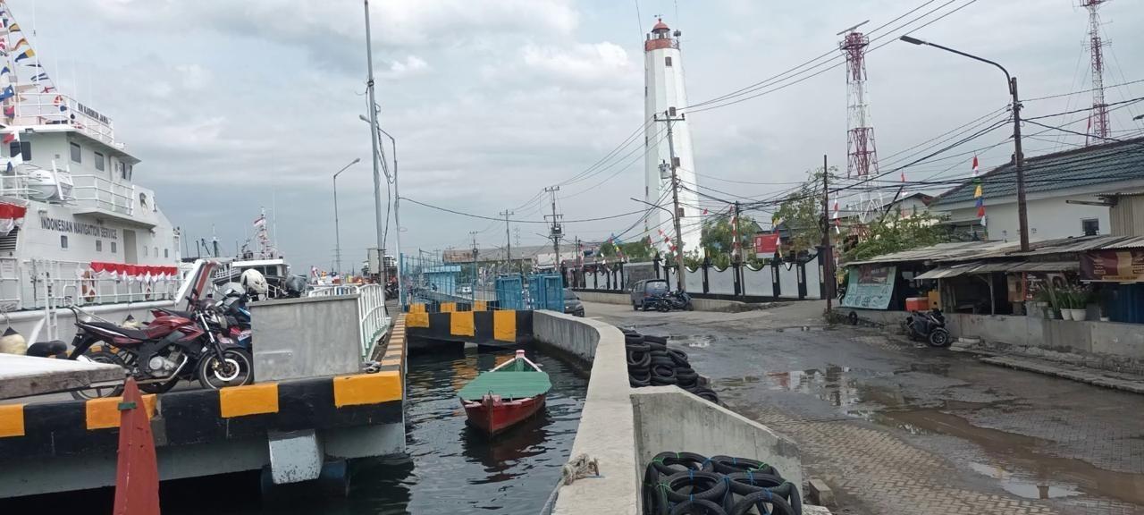 Sea water seepage on the road around the Willem III lighthouse