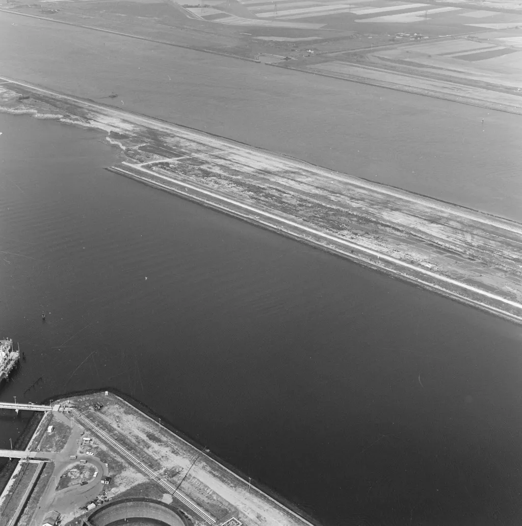 EP1 black and white image