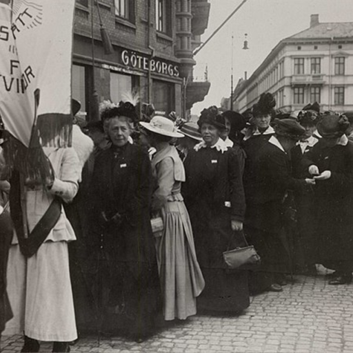 black and white picture dipecting the demonstration for women's suffrage in Gothenburg late 19th c